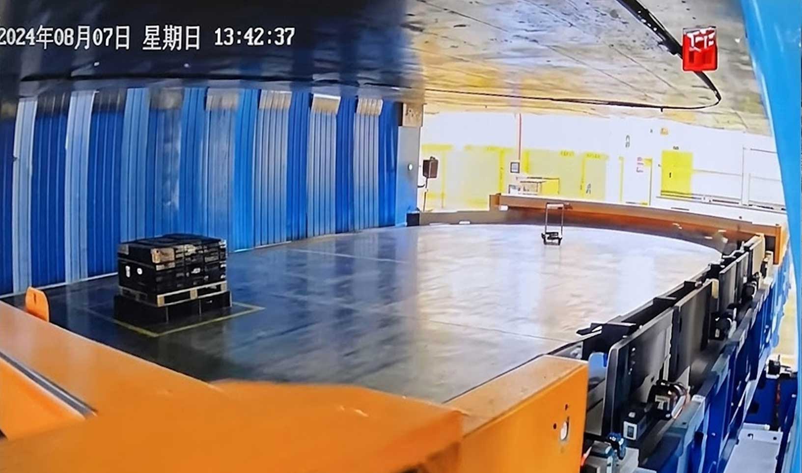 Internal image of the BIT Aeron rubber mat forming machine